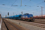 Raildox 203 126-8 mit einem Ganzzug Schüttgutwage in Magdeburg-Rothensee.