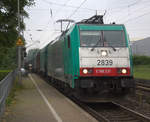Die Cobra 2839 kommt als Umleiter mit einem gemischten Güterzug aus Köln-Gremberg(D) nach Antwerpen-Noord(B) und fährt durch Kohlscheid aus Richtung Herzogenrath und fährt die Kohlscheider-Rampe hoch nach Aachen-West. 
Aufgenommen von Bahnsteig 2 in Kohlscheid. 
Bei Nieselregen am Nachmittag vom 13.5.2018.