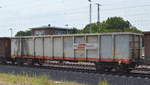 Vierachsiger, offener Güterwagen der Rail Cargo Austria/ÖBB mit der Nr. 31 TEN-RIV 81 A-RCW 5380 313-1 Eanos in einem gemischten Güterzug am 20.07.18 Magdeburg Hbf.