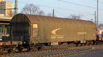 Slowakischer Drehgestell-Flachwagen mit Planenverdeck der ZSSK Cargo mit der Nr. 31 RIV 56 SK-ZSSKC 3552 053-1 Rilns am 21.03.19 Magdeburg Hbf. in einem gemischten Güterzug.