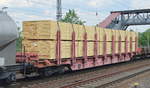 Drehgestell-Flachwagen mit Niederbindeeinrichtung der DB Cargo mit Schnittholz beladen mit der Nr.