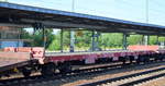 Drehgestell-Flachwagen von DB Cargo ohne Beladung mit der Nr. 31 TEN-RIV 80 D-DB 3554 006-7 Rglns 673 in einem gemischten Güterzug am 08.08.19 Bahnhof Flughafen Berlin-Schönefeld.