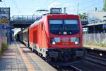DB Cargo AG  mit  187 184  [NVR-Nummer: 91 80 6187 184-7 D-DB] und gemischtem Güterzug am 23.07.19 Durchfahrt Bahnhof Berlin Hohenschönhausen.