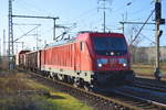 DB Cargo AG [D]  mit  187 174  [NVR-Nummer: 91 80 6187 174-8 D-DB] und gemischtem Güterzug Richtung Ziltendorf am 10.12.19 Bf. Flughafen Berlin Schönefeld.