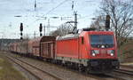 DB Cargo AG [D] mit  187 129  [NVR-Nummer: 91 80 6187 129-2 D-DB] und gemischtem Güterzug Durchfahrt Bf. Saarmund. 