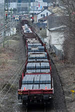 Ein gemischten Güterzug schlängelt sich Mitte März 2021 durch Wuppertal-Unterbarmen.