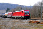 Die 187 141 der DB Cargo durchfährt mit einem gemischten Güterzug den Bahnhof Solnhofen in Richtung Ingolstadt. Freitag, 18. März 2022