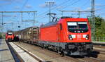 DB Cargo AG [D] mit  187 180  [NVR-Nummer: 91 80 6187 180-5 D-DB] und einem gemischten Güterzug am 06.10.22 Durchfahrt Bahnhof Golm.