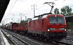 DB Cargo AG, Mainz mit ihrer  193 381  [NVR-Nummer: 91 80 6193 381-1 D-DB] und einem gemischten Güterzug am 30.05.24 Höhe Bahnhof Schönefeld b.