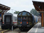 Nachschuss auf einen kurzen Güterzug, welcher gerade am Bahnhof in Niebüll angekommen ist. (Juni 2024)
