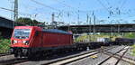 DB Cargo AG, Mainz mit ihrer  187 201  [NVR-Nummer: 91 80 6187 201-9 D-DB] und einem gemischten Güterzug  am 09.07.24 Höhe Bahnhof Hamburg Harburg.