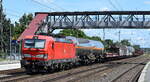 DB Cargo AG, Mainz mit ihrer  193 386  [NVR-Nummer: 91 80 6193 386-0 D-DB] und einem gemischten Güterzug Richtung Rbf. Seddin am 18.07.24 Höhe Bahnhof Saarmund.