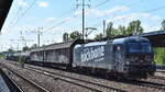 DB Cargo AG, Mainz mit ihrer  193 365  [NVR-Nummer: 91 80 6193 365-4 D-DB] und einem gemischten Güterzug am 01.08.24 Höhe Bahnhof Schönefeld b.