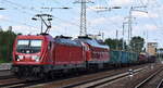 DB Cargo AG, Mainz mit ihrer  187 161  [NVR-Nummer: 91 80 6187 161-5 D-DB] mit  233 321-9  (NVR:  92 80 1233 321-9 D-DB ) und gemischtem Güterzug am Haken Richtung Rbf.