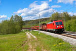 187 138 DB Cargo mit einem gemischten Güterzug bei Lehrberg Richtung Ansbach, 22.05.2021