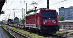 DB Cargo AG, Mainz mit ihrer  187 122  [NVR-Nummer: 91 80 6187 122-7 D-DB] und einem gemischten Güterzug am 05.09.24 Höhe Bahnhof Magdeburg-Neustadt.