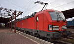 DB Cargo AG, Mainz mit ihrer   193 370  [NVR-Nummer: 91 80 6193 370-4 D-DB] und einem gemischten Güterzug Richtung Ziltendorf EKO am 12.09.24 Durchfahrt Bahnhof Guben.