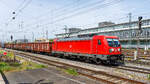 Am 01.05.2024 durchfährt 91 80 6187 148 mit einem gemischten Güterzug den Hauptbahnhof in Regensburg.