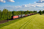 185 282 DB Cargo mit einem gemischten Güterzug bei der Einfahrt in Neustadt (Donau), 29.05.2021