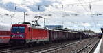 DB Cargo AG, Mainz mit ihrer   187 195  [NVR-Nummer: 91 80 6187 195-3 D-DB] und einem gemischten Güterzug am 09.10.24 Höhe Bahnhof Schönefeld b. Berlin.