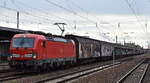 DB Cargo AG, Mainz mit ihrer  193 389  [NVR-Nummer: 91 80 6193 389-4 D-DB] und einem gemischten Güterzug am 14.10.24 Höhe Bahnhof Schönefeld b.