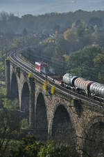 Die Elektrolokomotive 187 203-5 zog Ende Oktober 2024 einen Güterzug über das Ruhrtalviadukt in Witten-Bommern.