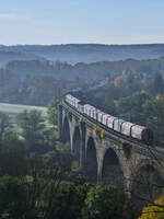 Ende Oktober 2024 war dieser von der Elektrolokomotive 187 203-5 gezogene Güterzug auf dem Ruhrtalviadukt in Witten-Bommern zu sehen.