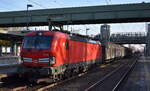 DB Cargo AG, Mainz mit ihrer  193 392  [NVR-Nummer: 91 80 6193 392-8 D-DB] und einem gemischten Güterzug am 05.11.24 Durchfahrt Bahnhof Berlin-Hohenschönhausen.