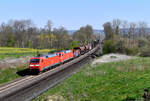 DB 152 152 + DB 152 155 mit einem gemischten Güterzug am 28.04.2021 bei Bad Münder-Hasperde