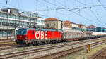 Am 29.06.2024 passiert 91 81 1293 184 der ÖBB mit einem Güterzug den Hauptbahnhof Regensburg.