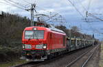 DB Cargo AG, Mainz [D] mit der noch fabrikfrischen Vectron Dual Mode Lok  249 030  [NVR-Nummer: 90 80 2249 030-8 D-DB] und gemischten Güterwagen Richtung Rbf. Seddin am 19.12.24 Höhe Bahnhof Berlin Hohenschönhausen.