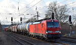 DB Cargo AG, Mainz [D] mit ihrer  193 392  [NVR-Nummer: 91 80 6193 392-8 D-DB] und einem gemischten Güterzug Höhe Bahnhof Saarmund am 02.01.25