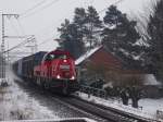 295 010-9 passiert mit einer Übergabe von Fallersleben den Haltepunkt Weddel bei Braunschweig.