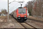 Getreidezug (Transcereales) mit 186 382-8 der Akiem S.A.S., vermietet an die HSL Logistik GmbH (HSL), durchfährt den Hp Zerbst/Anhalt auf der Bahnstrecke Trebnitz–Leipzig (KBS 254) Richtung