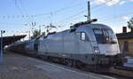 Bahnlogistik24 GmbH Dresden mit dem silbernen Taurus  ES 64 U2-100  [NVR-Nummer: 91 80 6182 600-7 D-HUPAC] und einem Getreidezug am 02.05.24 Durchfahrt Bahnhof Falkenberg/Elster.