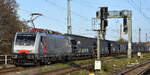 Akiem Lok   189 986  [NVR-Nummer: 91 80 6189 986-3 D-AKIEM], aktueller Mieter? und einem Getreidezug am 26.11.24 Höhe Bahnhof Magdeburg Neustadt.