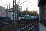 Die Cobra 2838  kommt aus Richtung Montzen/Belgien mit einem Güterzug aus Antwerpen-Noord(B) nach  Köln-Gremberg(D) und fährt in Aachen-West ein. 
Aufgenommen vom Bahnsteig in Aachen-West. 
Am Nachmittag vom 22.11.2017.