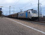 186 422-2 von der Rurtalbahn steht in Aachen-West mit einem Güterzug aus Frankfurt-Höchstadt am Main(D) nach Genk-Goederen(B) und wartet auf die Abfahrt nach Belgien. 
Aufgenommen vom Bahnsteig in Aachen-West. 
Bei Wolken am Nachmittag vom 10.1.2018.