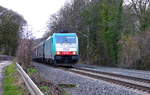 Die Cobra 2832 kommt die Gemmenicher-Rampe herunter nach Aachen-West mit einem Güterzug aus Kinkempois(B) nach Köln-Gremberg(D).
Aufgenommen an der Montzenroute am Gemmenicher-Weg.
Am Nachmittag vom 23.1.2018.