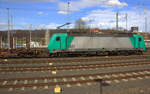Die Cobra 2827 steht in Aachen-West mit einem Güterzug aus Antwerpen-Noord(B) nach Köln-Gremberg(D) und wartet auf die Abfahrt nach Köln. 
Aufgenommen vom Bahnsteig in Aachen-West. 
Bei Sonne und Regenwolken am Nachmittag vom 3.4.2018.