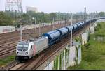 Schüttgutzug mit 187 520-2 der CTL Logistics passiert den Abzweig Thüringen (At) in südlicher Richtung.
Aufgenommen von der Brücke Dieselstraße in Halle (Saale).
[19.5.2018 | 7:31 Uhr]