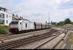 285 106-1 der Internationalen Gesellschaft für Eisenbahnverkehr IGE GmbH & Co. KG (IGE) rangiert mit Schüttgutwagen im Bahnhof Friedrichshafen Stadt.
[11.7.2018 | 11:20 Uhr]