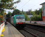 Die Cobra 2830 kommt aus Richtung Köln,Aachen-Hbf mit einem langen Papierzug aus Köln-Gremberg nach Zeebrugge(B) und fährt durch Aachen-Schanz in Richtung Aachen-West. Aufgenommen vom Bahnsteig von Aachen-Schanz.
Bei Sommerwetter am Nachmittag vom 21.8.2019.
