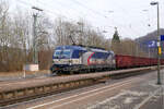 Fernab von den Gleisen der heimatlichen Slowakei führt ein Vectron der slowakischen Güterbahn ZSSK Cargo einen Güterzug aus Eaos durch Solnhofen Richtung Treuchtlingen. Es ist die 383 209, welche am 18. März 2022 unterwegs war.
