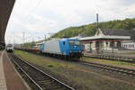 Alpha Trains 185 523-8 mit Schienentransportwagen Richtung Bebra, am 05.05.2023 in Eisenach.