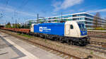 D-WLC 91 80 6187 325 befördert einige Güterwagen aus München-Laim kommend in Richtung München-Süd; hier bei der Durchfahrt am Heimeranplatz am 05.04.2024.