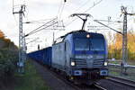 PKP CARGO S.A., Warszawa [PL] mit ihrer  EU46-513  [NVR-Nummer: 91 51 5370 025-6 PL-PKPC] und einem Ganzzug Hochbordwagen (leer) Richtung Polen am 23.10.24 Höhe Bahnhof Berlin Hohenschönhausen.