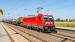 DB Cargo 91 80 6187 144 am 24.08.2024 mit einem langen Güterzug in Rodleben.