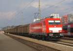 Die Fabrikneue 186 340-6 zieht einen Schiebewandwagenzug am 13.04.2012 durch Kaiserslautern