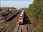 Vorbei am Schienenlager bei Duisburg Wedau ist die NE 9  (Neusser Eisenbahn) unterwegs in Richtung Ratingen. Aufnahme vom Oktober 2012.